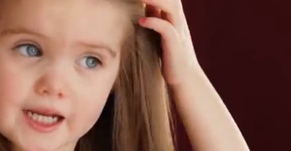 3歲小女孩可以怎麼改變世界？她剪去一頭長髮