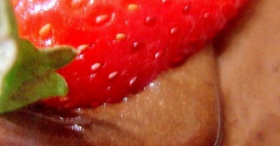美味料理食譜：巧克力捲與草莓的甜蜜邂逅