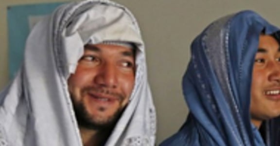 阿富汗慶祝婦女節：男穿罩袍女穿盔甲上街挺女權