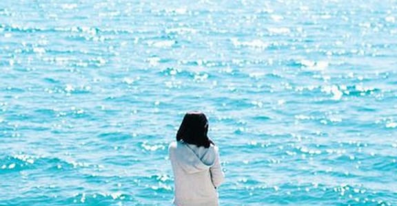 【一首詩一種記憶】在世界盡頭，想念等你回家的人