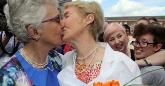 等了 15 年的吻！愛爾蘭同性婚姻公投通過動人攝影集