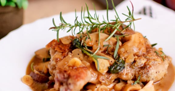 美味料理食譜：兩人晚餐、獨享皆宜－迷迭香雞腿佐燉煮鮮菇