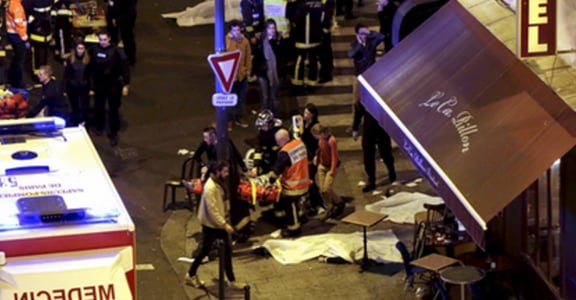 #PrayForParis 巴黎恐怖攻擊150人罹難！總統歐朗德：「面對恐懼，法國必須堅強起來」
