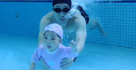 與孩子的運動課：親愛的，我把寶寶丟進游泳池了