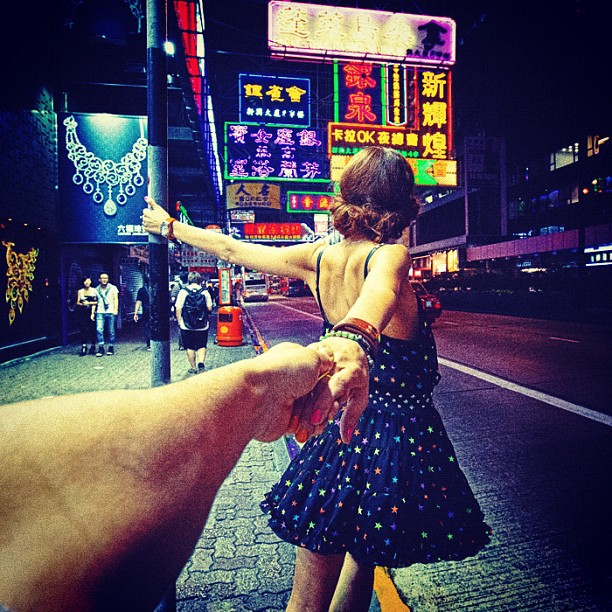 Photographer Captures Girlfriend Leading Him Around the World 3lQJyx4