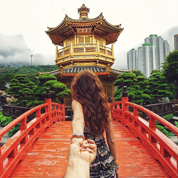 Photographer Captures Girlfriend Leading Him Around the World CZYTQ7b