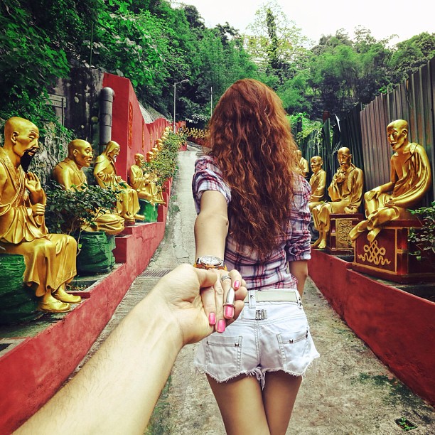Photographer Captures Girlfriend Leading Him Around the World EhL2CxB