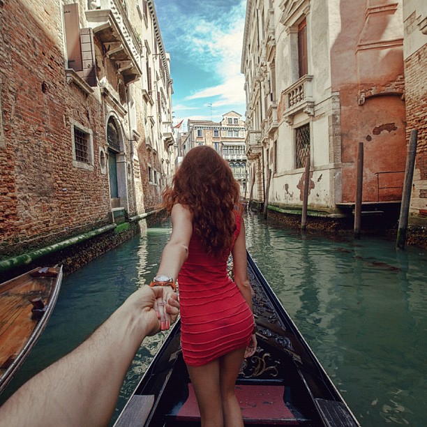 Photographer Captures Girlfriend Leading Him Around the World SZKfr7J