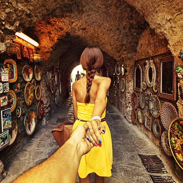 Photographer Captures Girlfriend Leading Him Around the World oYi6JCu