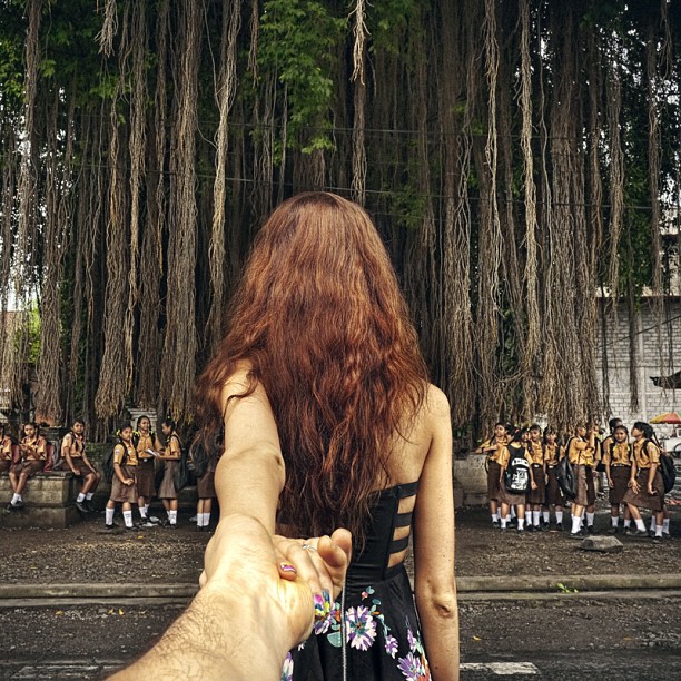 Photographer Captures Girlfriend Leading Him Around the World r5mmauS
