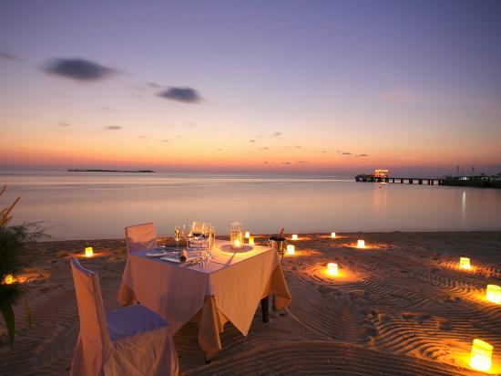 Sunset dining on the beach is a treat everyone deserves. - Wakatobi IslandWakatobi Dive Resort的圖片