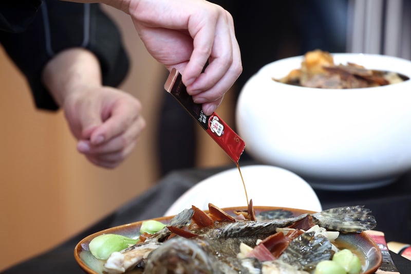【新聞圖片】高麗蔘麒麟石斑魚料理以高麗蔘片取代傳統使用的北菇片，並運用高麗蔘精EVERYTIME為雞高湯提味，令人耳目一新！
