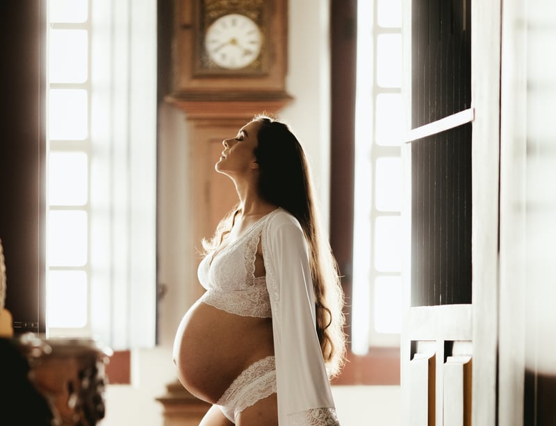  Mustela 慕之恬廊適合幫助孕婦預防妊娠紋產生，一名孕婦站在大廳中央。
