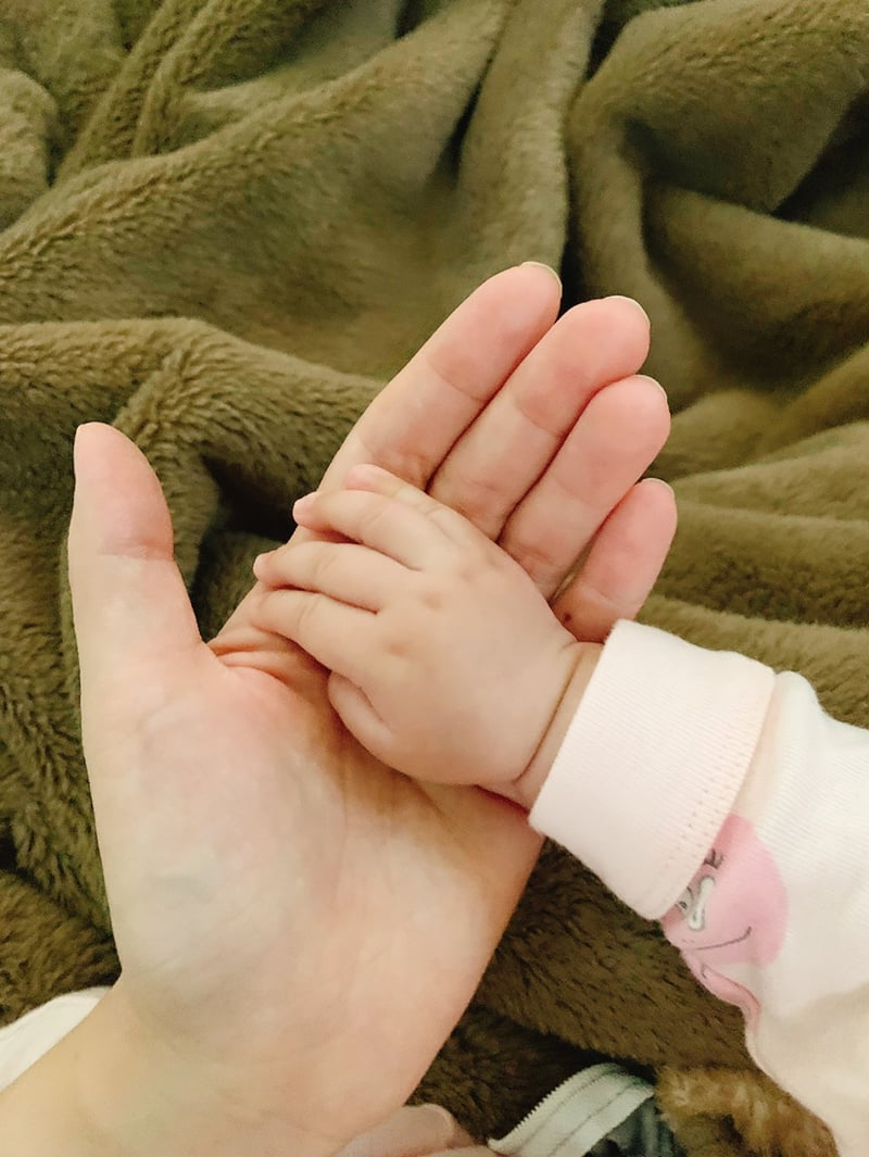 母親與女兒寶寶的手。