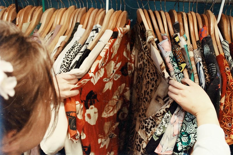 女性在特賣會挑選衣服。