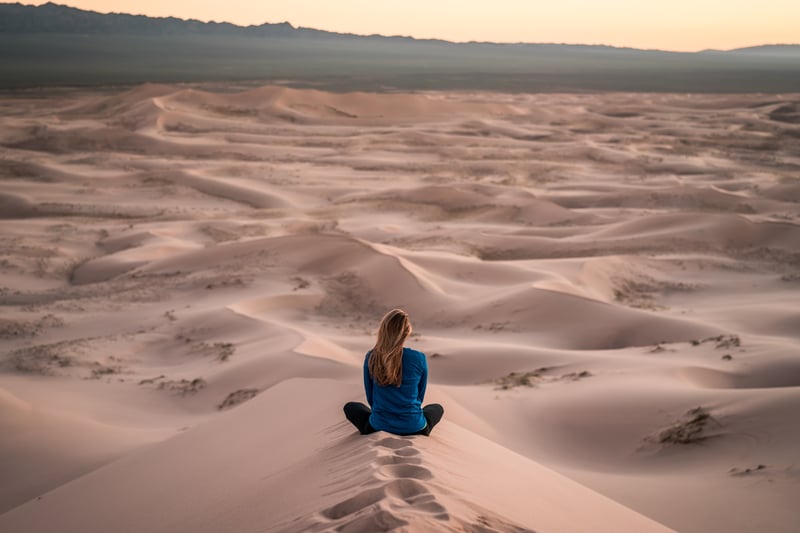 女人獨自在沙漠中。