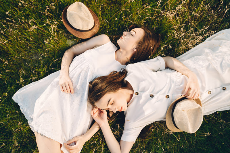 雙胞胎女性躺在草地上。