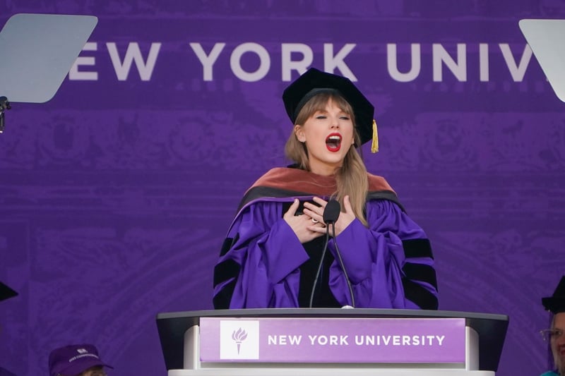 泰勒絲 2022 年於紐約大學畢業典禮上台致詞之演講。