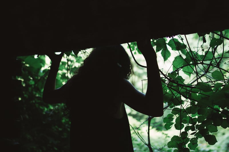 女性樹影下的背影。