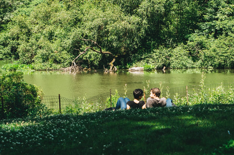 情侶在河邊看風景。
