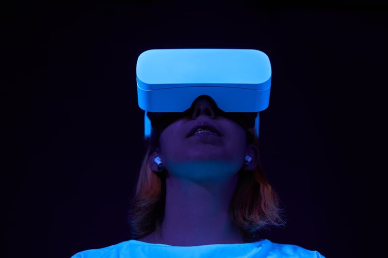 穿戴元宇宙虛擬裝置 VR 的女性。