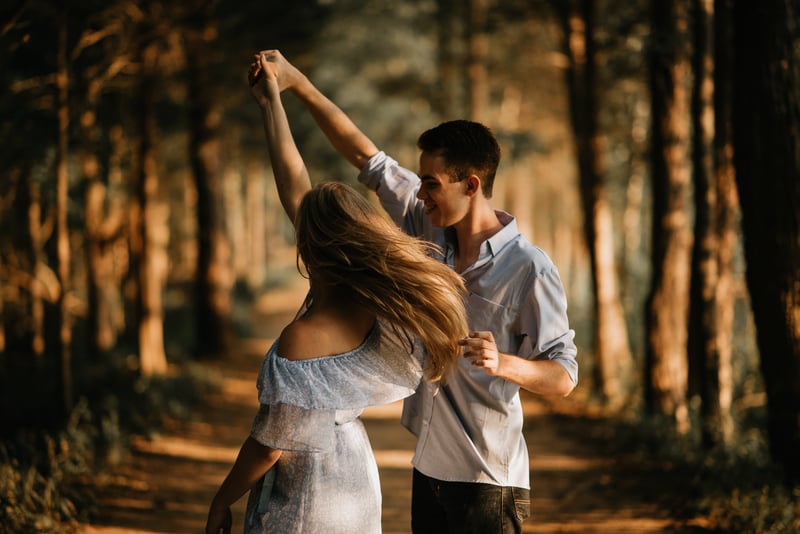 情侶在林中跳舞。