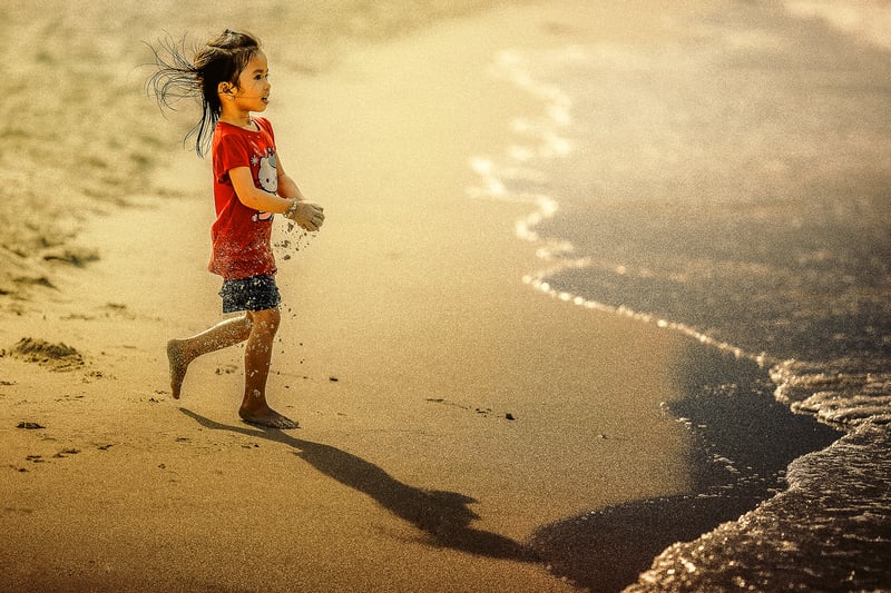 女孩在沙灘上奔跑。