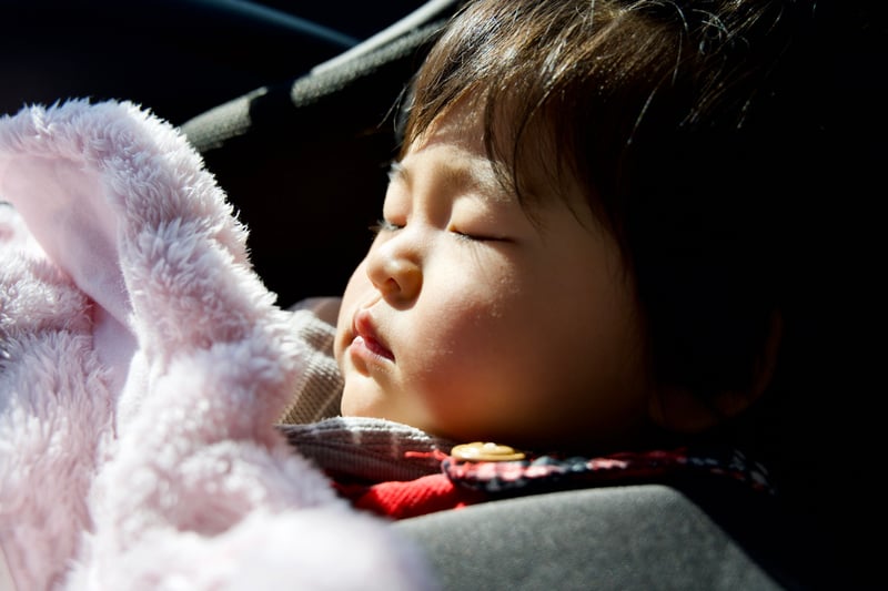 孩子坐車睡著。
