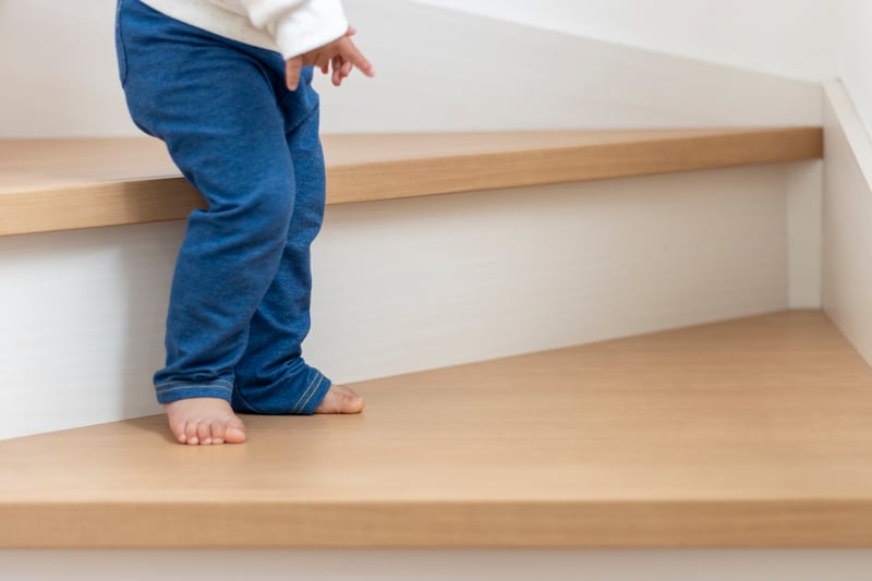 孩子下樓梯。