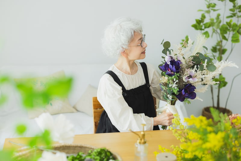 老婦人學插花。