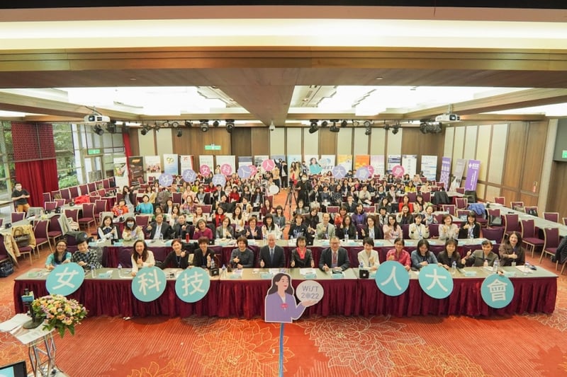 2022 年「女科技人大會」（2021 Women in Science & Technology Convention, Taiwan）於 12 月 9 日於台大醫院國際會議中心，同時以實體／線上會議形式舉辦，本次會議的主題為「邁向工作與生活共榮的新職場」。