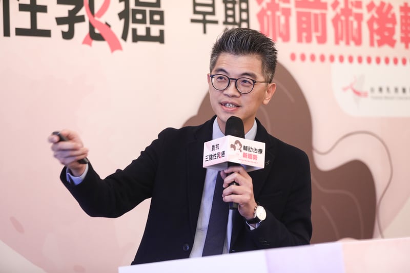 中國醫藥大學附設醫院乳房外科劉良智教授說明早期高風險三陰性乳癌，免疫治療及早介入防復發是國際趨勢。