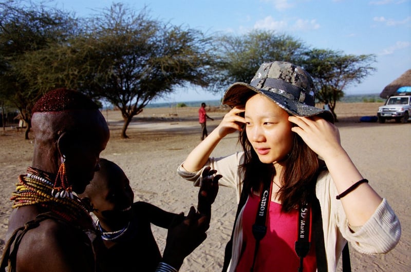 紮營衣索匹亞歐莫河畔隔日醒來，一個陽光燦爛的早晨，還睡眼惺忪，卡羅部落族人就打趣要在我臉上塗點圖騰。Photo Credit: 林龍吟