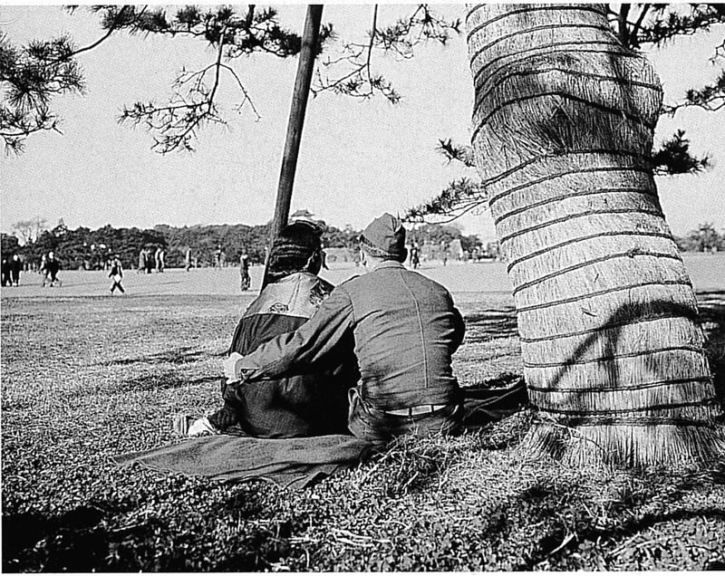 在東京公園，一個日本女孩跟美國大兵的「親善交流」。