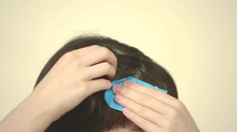 Step 1：用梳把頭髮稍作梳理，再利用吸油紙吸走頭皮油脂
