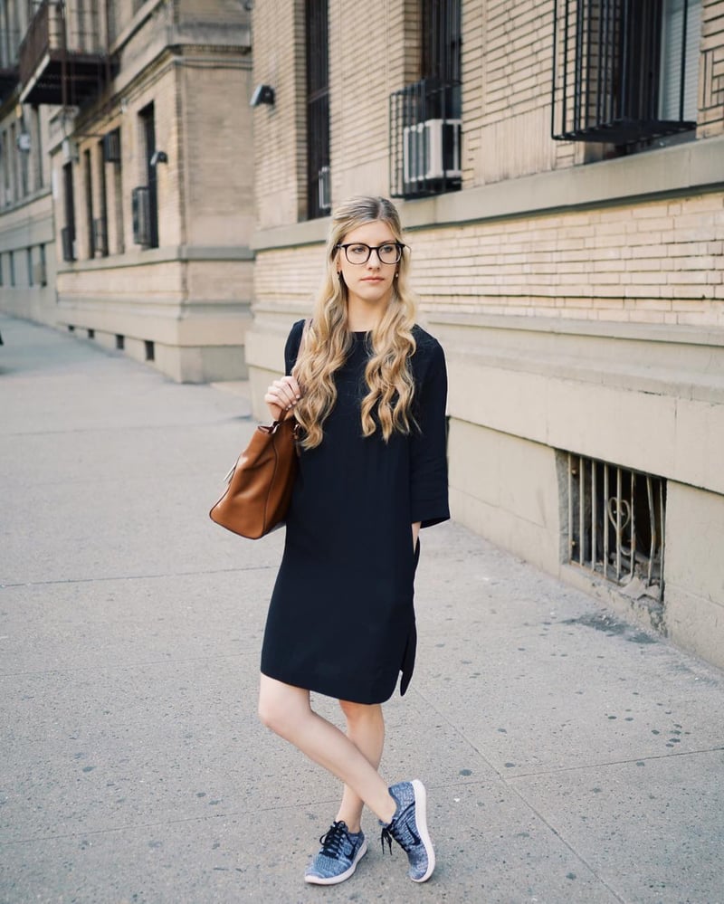 Maria每日穿著同一條的黑色連身裙,由起初的不習慣到後來對時尚有所反思。(goldzipper_@Instagram)