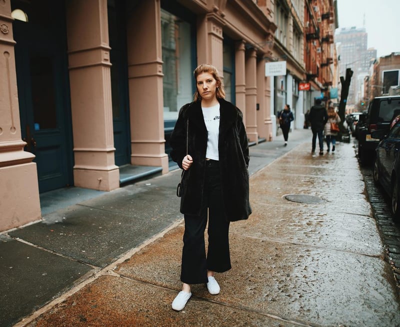 美國女生Maria Lee實行「1 Dress, 1 Month」計劃,於30天內穿同一條黑色連身裙,竟令她對時尚出現另一種看法。(goldzipper_@Instagram)