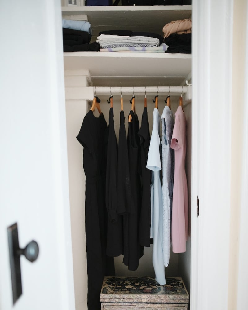 Maria更實行了「膠囊衣櫃」理念，只餘下45件衣服、16對鞋與18事配飾。(goldzipper_@Instagram)