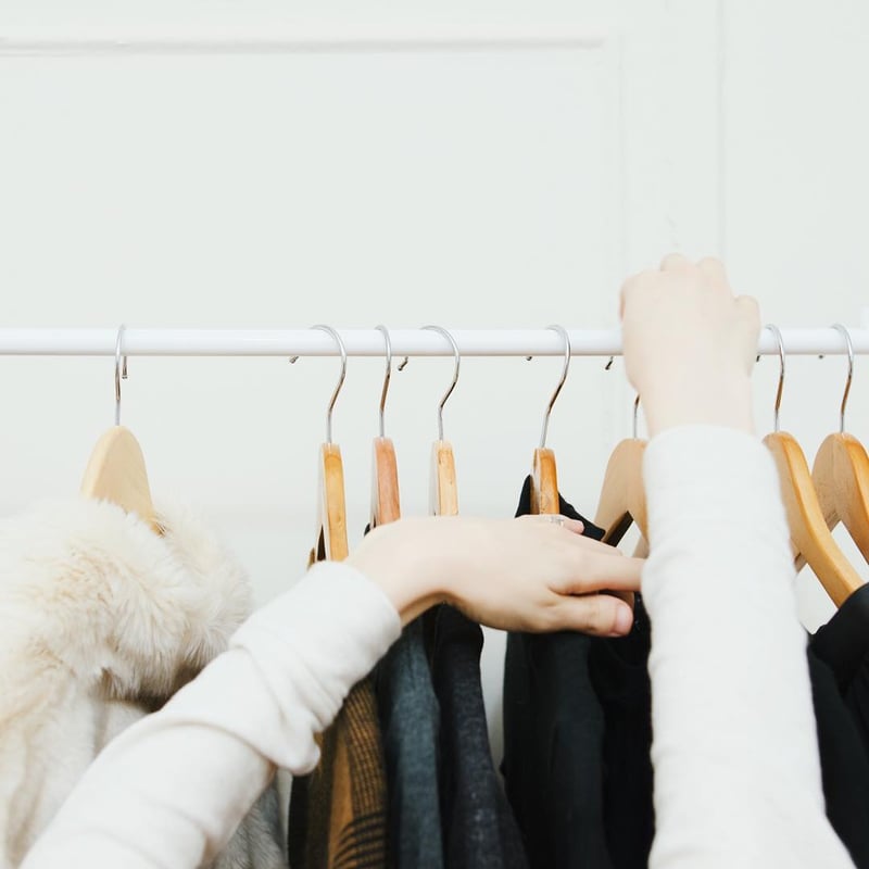 Maria更實行了「膠囊衣櫃」理念,只餘下45件衣服、16對鞋與18件配飾。(goldzipper_@Instagram)