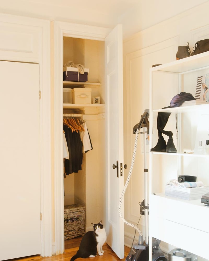 Maria更實行了「膠囊衣櫃」理念,只餘下45件衣服、16對鞋與18件配飾。(goldzipper_@Instagram)