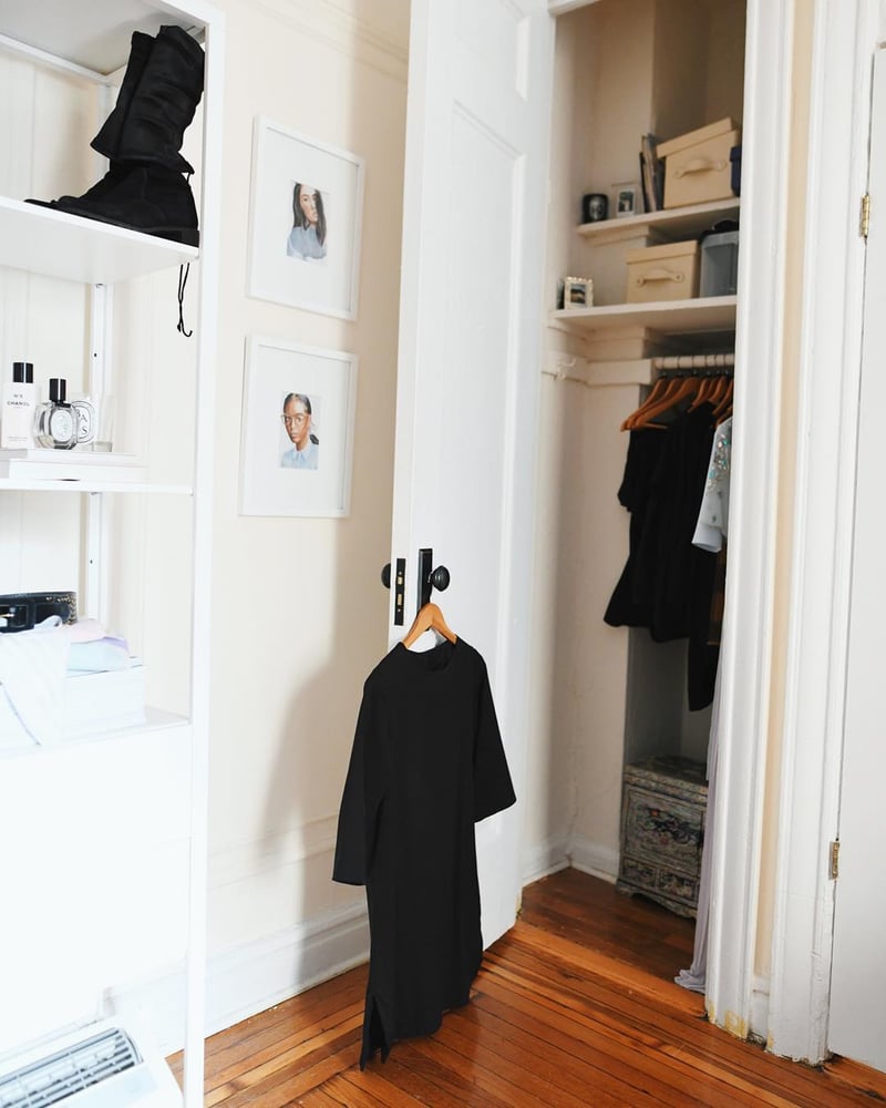 Maria更實行了「膠囊衣櫃」理念,只餘下45件衣服、16對鞋與18件配飾。(goldzipper_@Instagram)