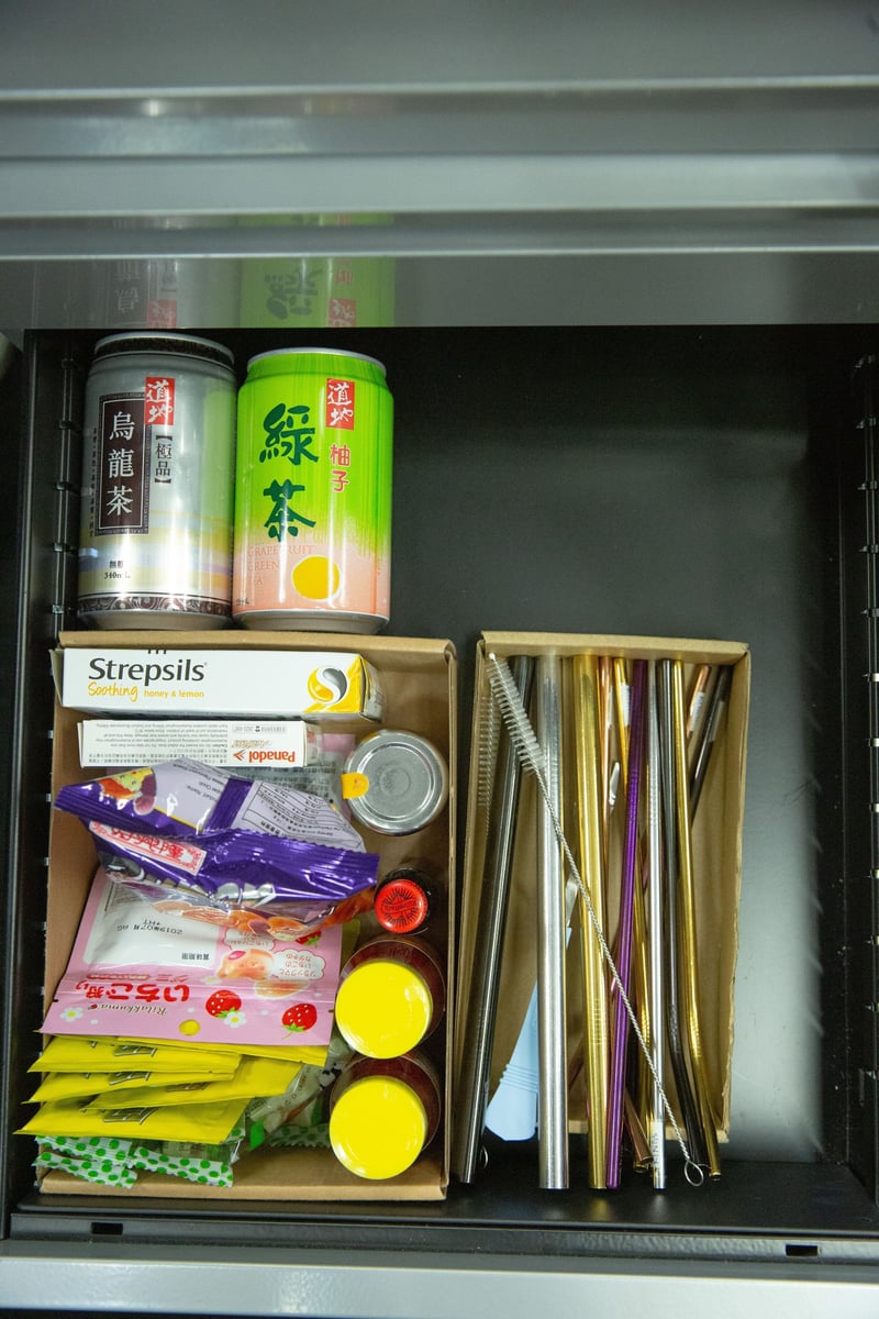 1.【零食空間】抽屜上格或中格可設立一個小角落,專門擺放零食,最好善用方形包裝盒作收納之用。(黃舒慧攝)