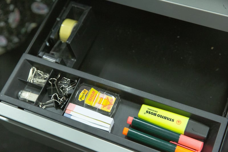 4.【文具收納習慣】最常用的文具可放在桌面上,用筆筒裝住。較少用的裝在抽屜上格最外處,方便拿取。(黃舒慧攝)