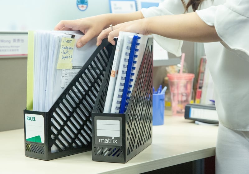 2.【使用直立式文件夾】留下的重要文件可放在同色的直立式文件夾,這便可營造整齊美觀的感覺。文件夾亦可分成兩類,一種是已處理的文件,另一種是有待/正在處理的文件。(黃舒慧攝)
