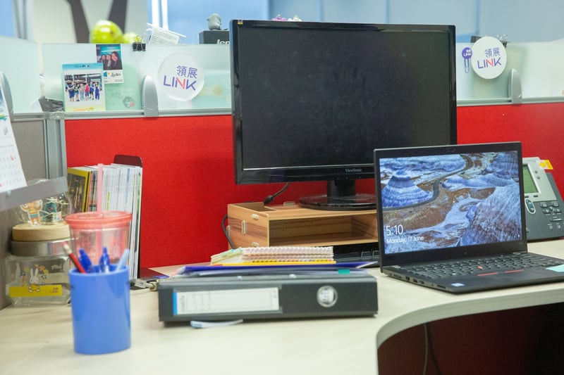 3.【枱面分成三部份】辦公桌可分成左、中、右三個空間。左邊是待處理文件,中間是正在處理的文件,右邊是已完成的文件。桌面上應全是最常用的物品。(黃舒慧攝)