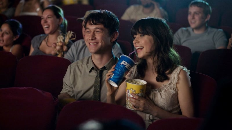 增造更多笑點:Amie M. Gordon指出幽默感和笑聲可為關係帶來緩衝效果,例如可在約會時選擇喜劇電影。(《500 Days of Summer》劇照)