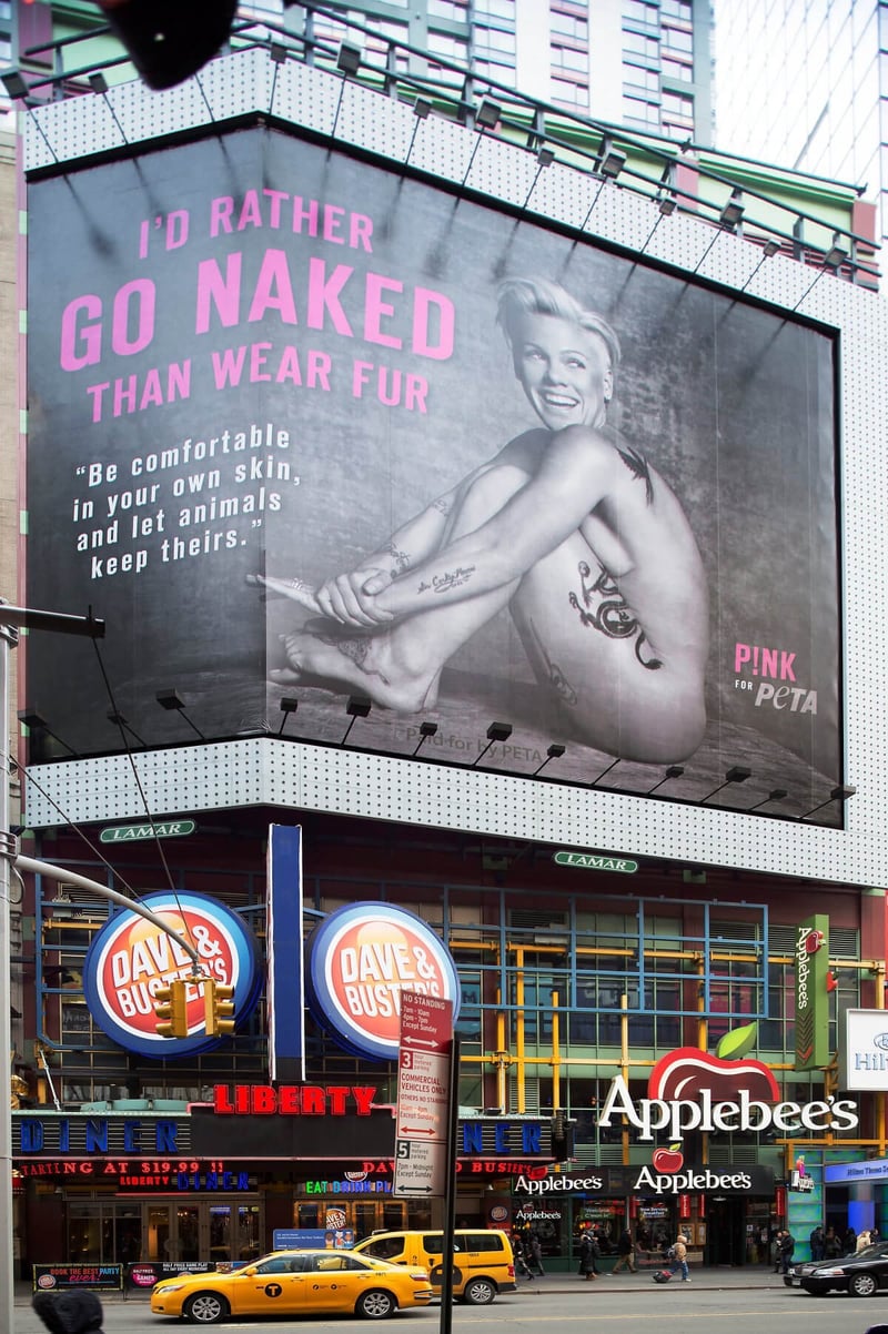 「I’d Rather Go Naked Than Wear Fur」廣告（PETA）