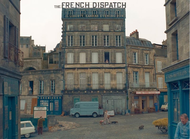 《The French Dispatch》是一間在法國經營的美國報社。（《The French Dispatch》劇照）