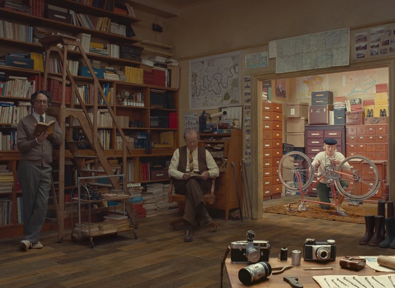 《The French Dispatch》被美國電影分級制度評為「R級別」,即含較多成人內容,17歲以下人士要家長陪同觀看。 (《The French Dispatch》劇照)