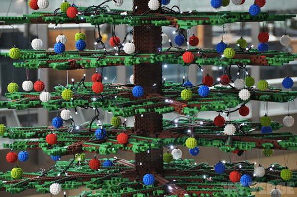 倫敦車站 Pancras 六十萬片樂高拼出創意聖誕樹